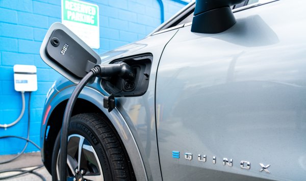 Дорогой бензин возвращает интерес к электромобилям в США