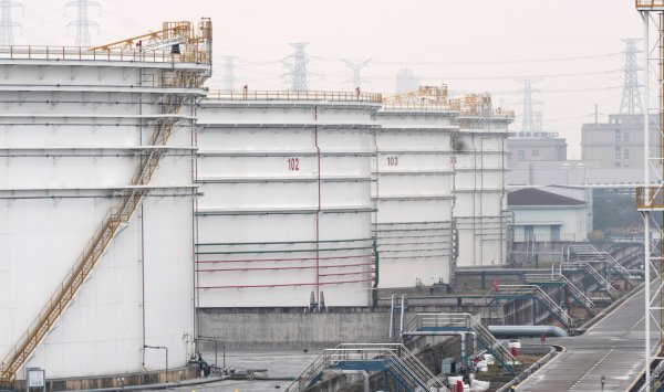 Китай увеличивает импорт нефти, чтобы защититься от перебоев в поставках