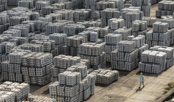 Китай погружается в запасы алюминия, несмотря на глобальный дефицит