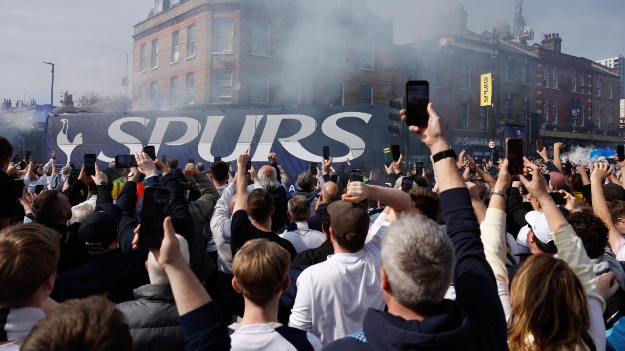 Анархия в «Тоттенхэме»: влиятельные фанатские группы не хотят, чтобы Де Зерби был менеджером