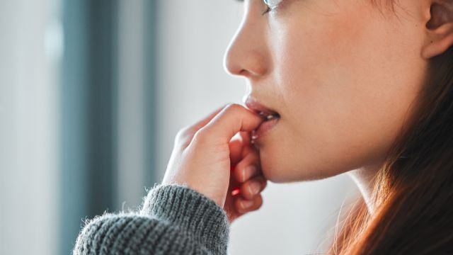 Грызть ногти и предметы – механическая травма зубов