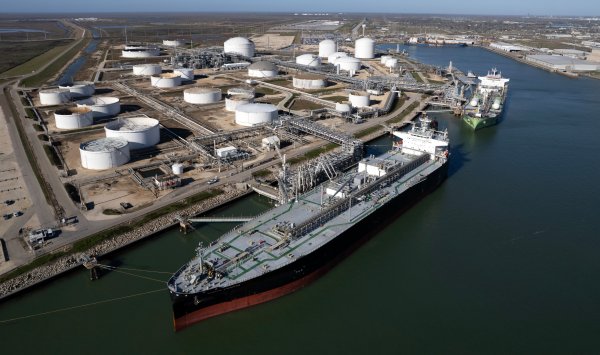 Неделя в развитии: напряженность в Иране удерживает нефть выше 100 долларов