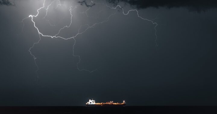 Иран готовит закон о введении платы за транзит через Ормузский пролив