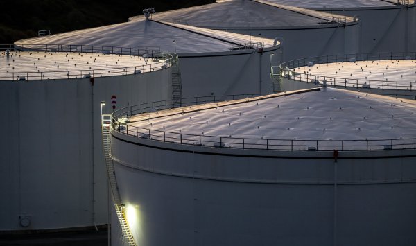 Нефть останавливает рост, Иран обещает обстрелять корабли в Ормузском проливе