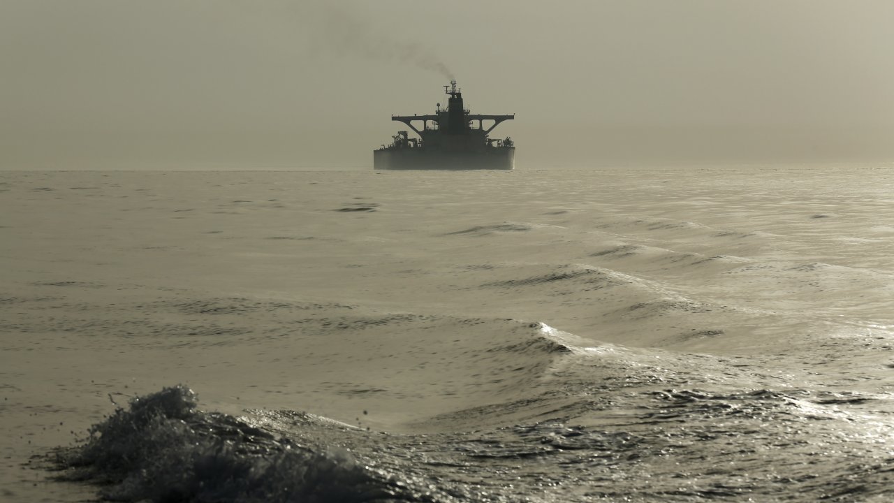 Первый супертанкер с иракской нефтью пересек Ормузский пролив