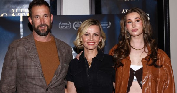 Милая семейная история - трогательное поздравление дочери Ноя Уайли после очередной награды