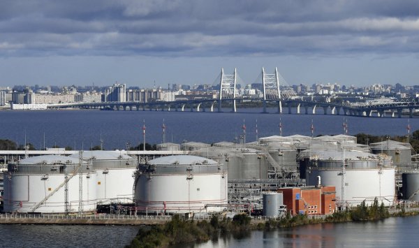 США разрешили продажу российской нефти транзитом, чтобы охладить цены