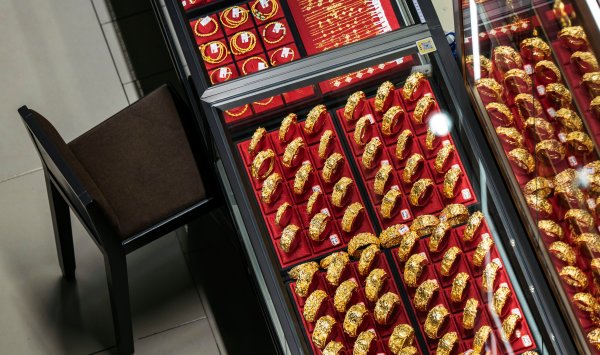 Золото резко падает, поскольку война разжигает опасения по поводу инфляции