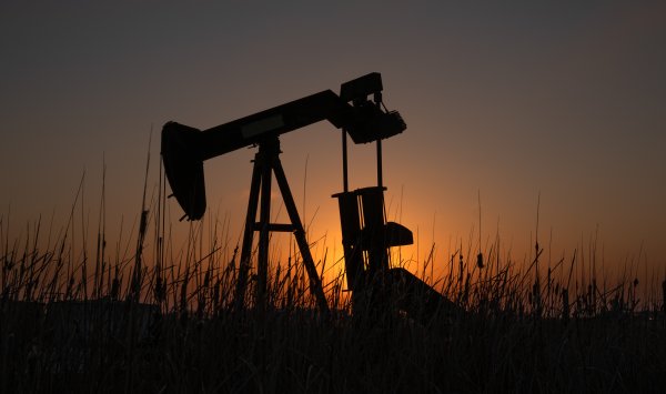 Иран держит Ормузский пролив закрытым, цена нефти Brent остается около 100 долларов