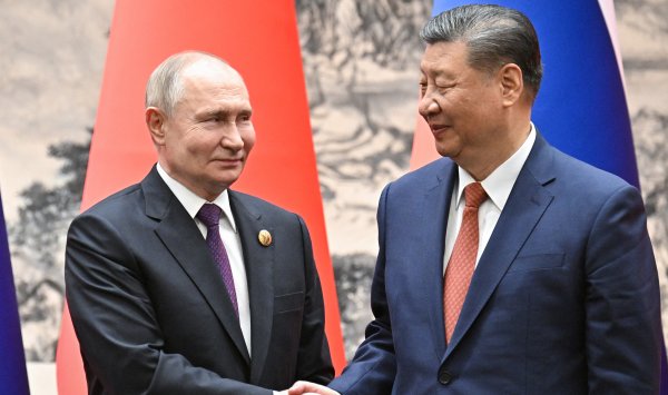 Китай и Россия способствуют автократическим переменам во всем мире, говорится в новом докладе