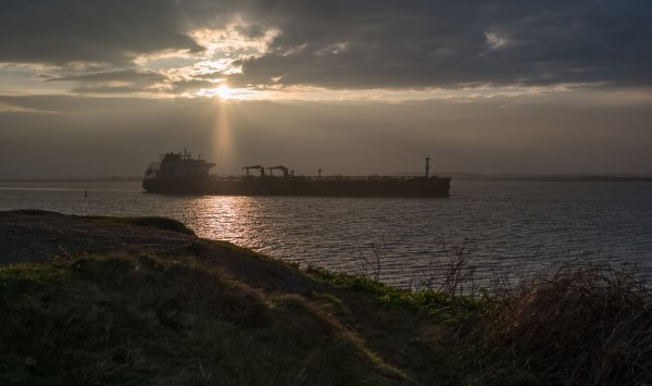 Ормузский пролив остается практически закрытым для международных судов