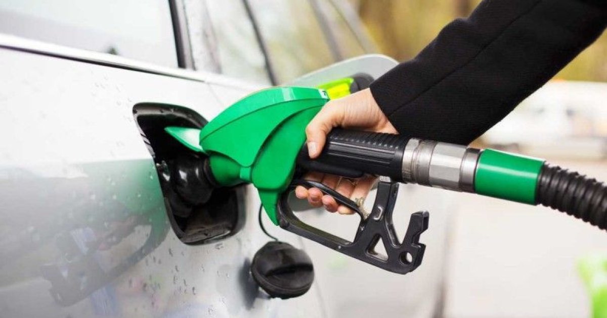 Многие водители разбивают свою машину во время заправки