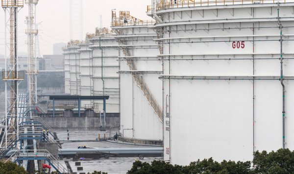 Нефть дорожает, поскольку часы идут до ультиматума Трампа