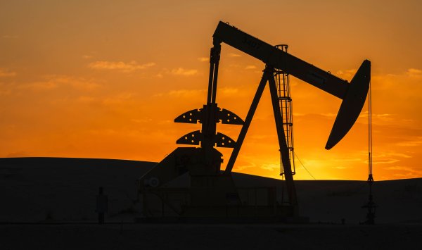 Нефть снова дорожает из-за риска эскалации на Ближнем Востоке