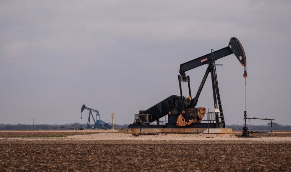 Цены на нефть и газ подскочили после угроз энергетическим объектам Персидского залива