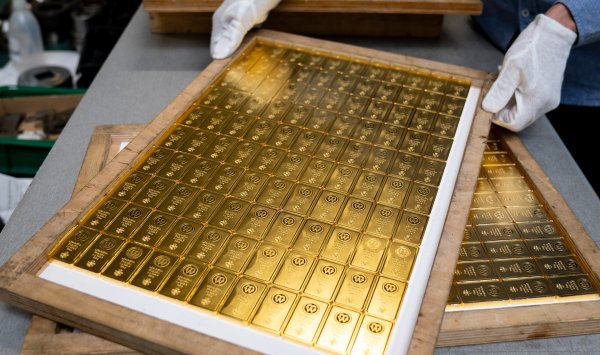 Золото растет, а война на Ближнем Востоке повышает спрос на активы-убежища