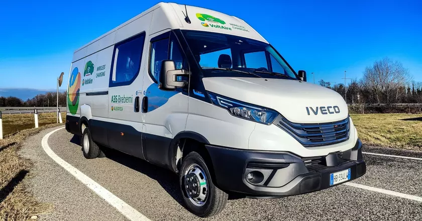 Iveco тестирует беспроводную зарядку электромобилей прямо на трассе