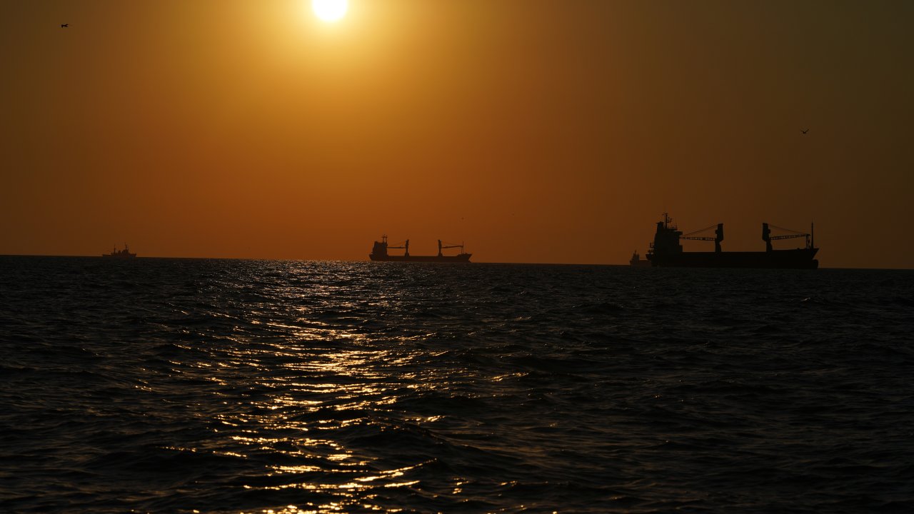 Иран нанес удар по кувейтскому танкеру, полному нефти, у берегов Дубая.