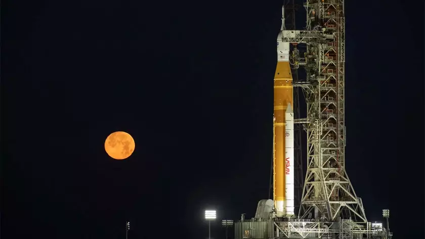 Лунная диета для бюджета: NASA хочет «подвинуть» ракету SLS в пользу SpaceX