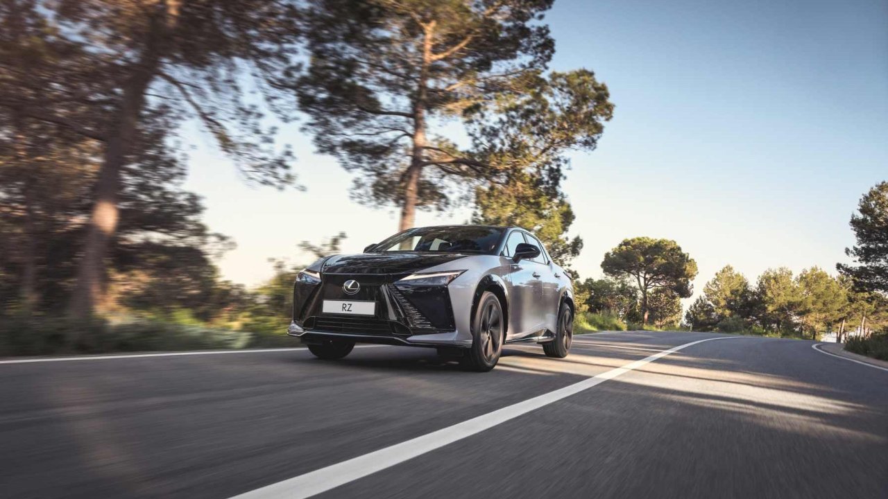 В Европу прибыл первый электрический Lexus с поддельными коробками передач