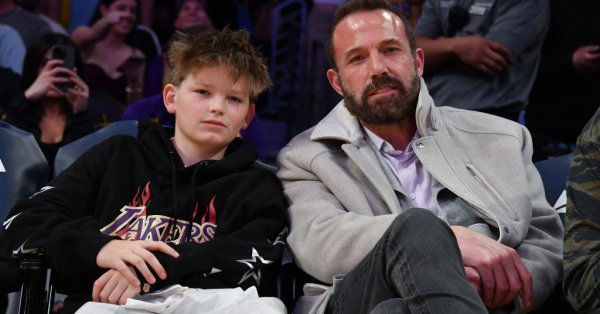 Сэмюэл Аффлек, «мини-Бен», воссоединился со своими разведенными родителями по особому случаю.