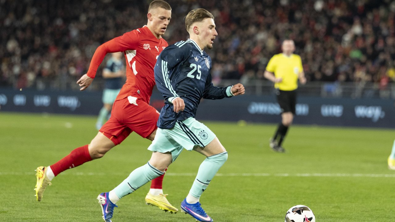 Новая звезда Германии демонстрирует потрясающую девчонку +ФОТО