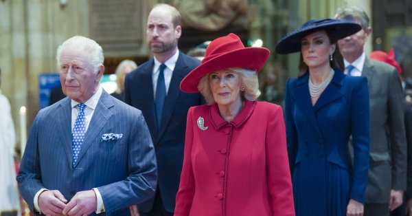 День матери – король Чарльз и королева Камилла с трогательными посланиями в честь своих матерей