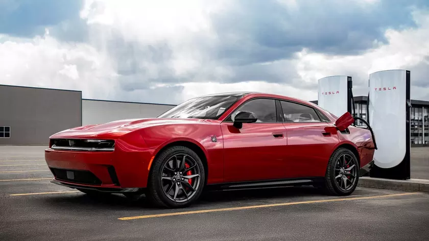 Stellantis наконец «присосался» к Tesla: Jeep и Maserati получили доступ к Supercharger