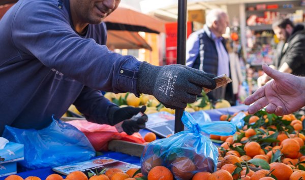 Греция вводит ограничения на прибыль от топлива и продуктов питания