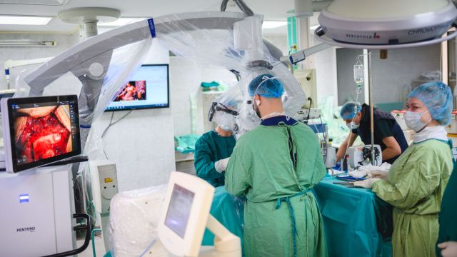 УМБАЛ "Св. Марина" - Варна приобрела современный операционный микроскоп