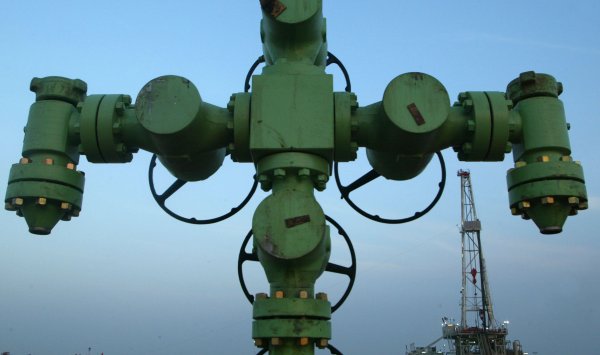 Кувейт и ОАЭ сократили добычу нефти из-за блокады Ормузского пролива