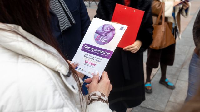 Передвижная художественная инсталляция напоминает женщинам Пловдива, насколько важно самообследование при раке молочной железы.