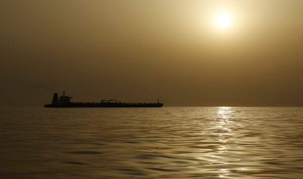 Эскалация в Персидском заливе: Оман эвакуирует ключевой нефтяной порт