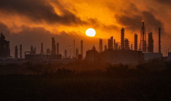 Кошмар нефтяного рынка наступил с эффективной блокадой Ормузского пролива.