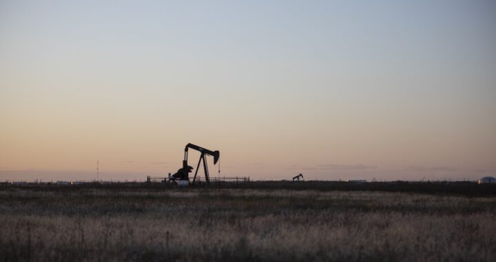 Нефть колеблется на сигналах об окончании войны и очередном нападении на танкер