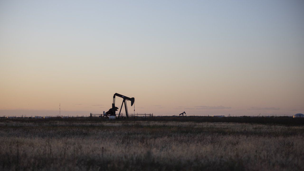 Нефть колеблется на сигналах об окончании войны и очередном нападении на танкер