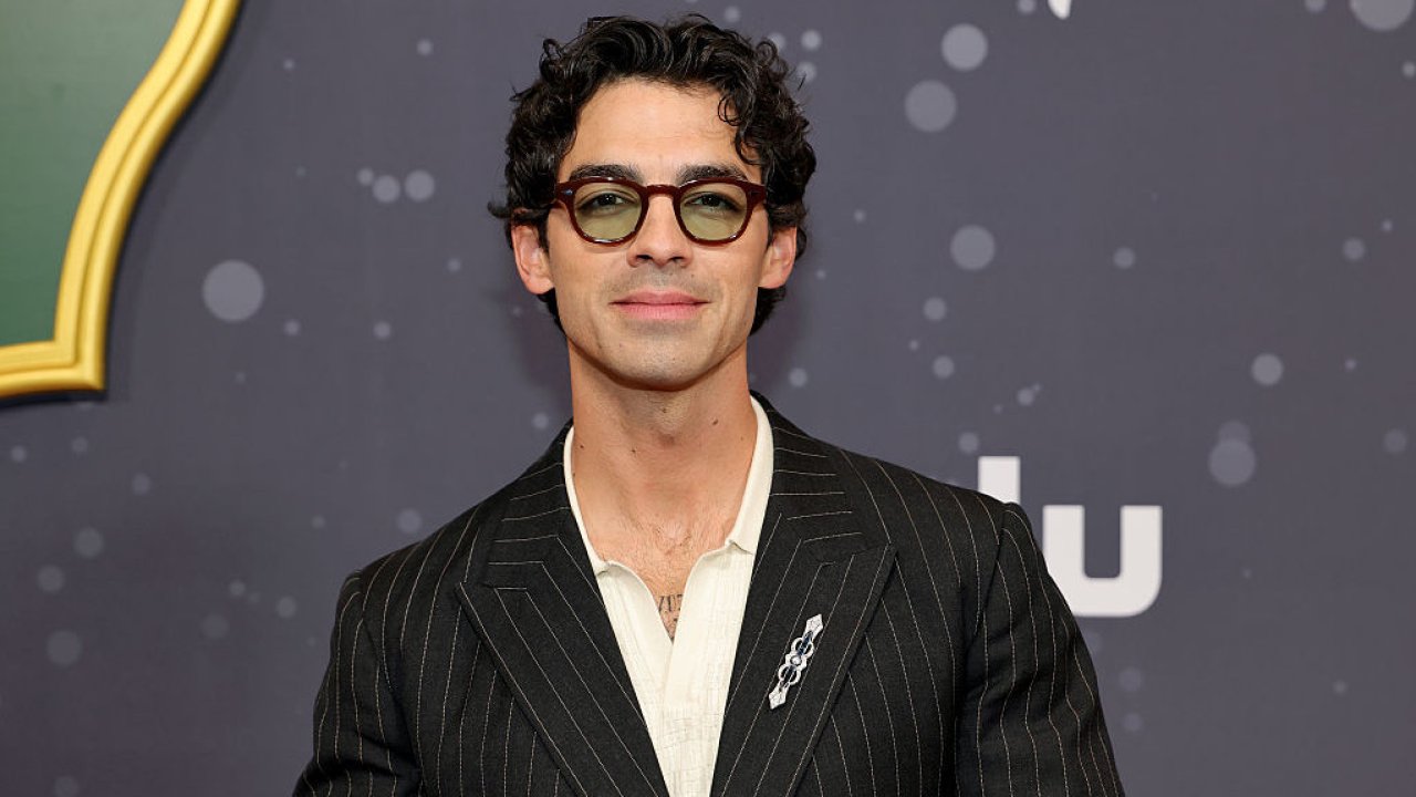 Софи Тернер, не смотри - Джо Джонас в страстном поцелуе со своей новой девушкой