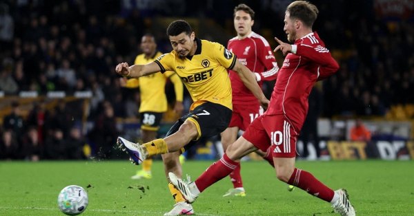 Шок! «Вулвз» поразили «Ливерпуль» на 93-й минуте и обыграли их со счетом 2–1.