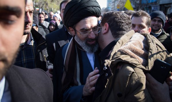 Сын Хаменеи приходит к власти в Иране, сигнализируя о намерении бороться до конца