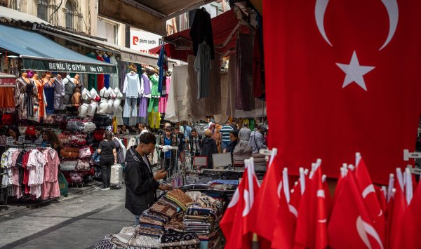 Лира остается стабильной, поскольку рынки ждут решения по процентным ставкам в Турции