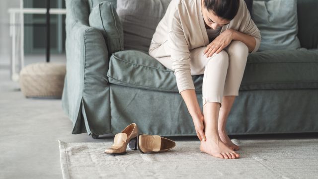 Долго стоять или сидеть – как защитить ноги?