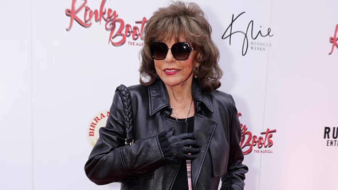 Джоан Коллинз, 92 года, великолепно выглядит в розовом на красной дорожке