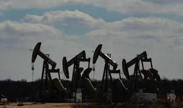 Доллар пользуется своим статусом нефтевалюты