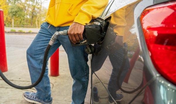 Цены на топливо выросли больше, чем на нефть, после того как война в Иране прервала поставки