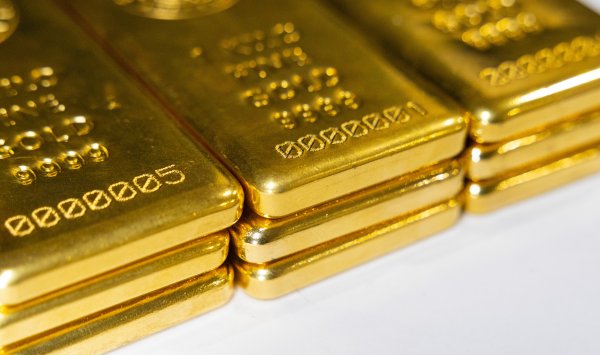 Золото колеблется в районе $5000 на фоне войны и высоких цен на нефть