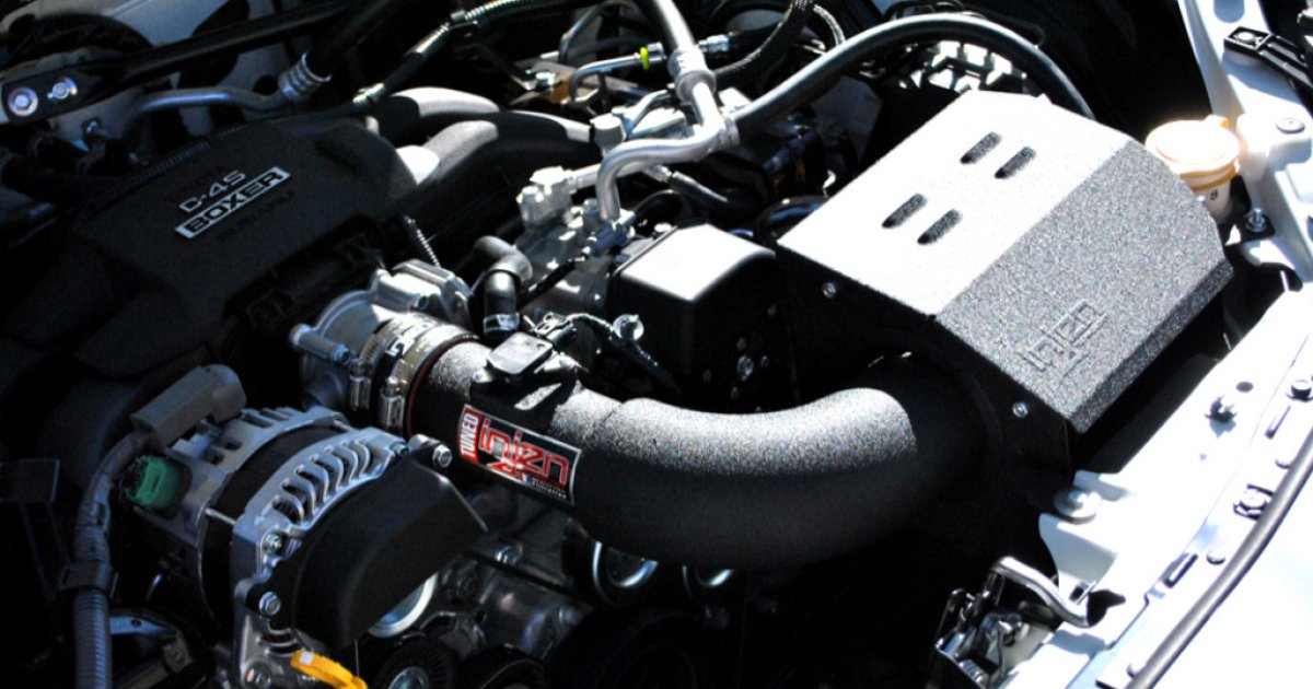 Для чего нужен большой «черный ящик» под капотом?