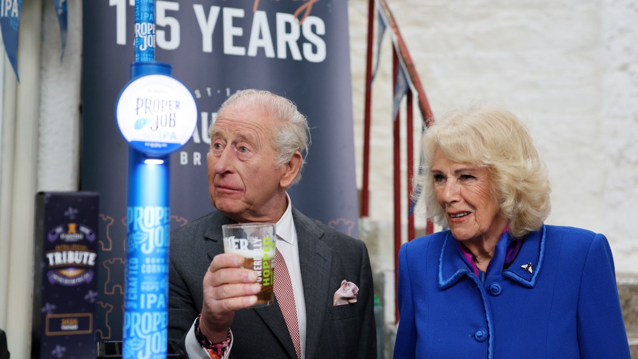 Королева Камилла и король Карл III соблюдали особую традицию – разрезали мечом огромный торт.