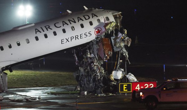 Самолет Air Canada врезался в служебный грузовик в аэропорту Ла-Гуардия
