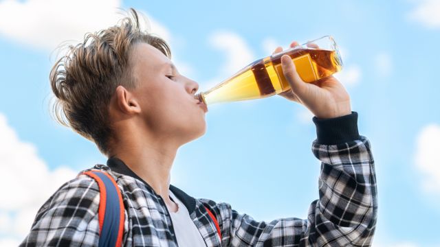 Энергетические и подслащенные напитки у подростков связаны с повышенной тревожностью