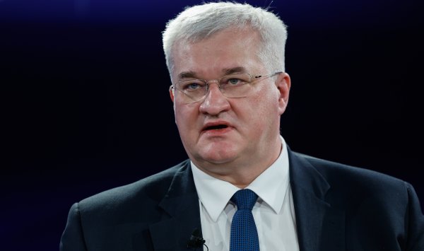 Эскалация: Венгрия арестовывает чиновников украинских банков и конфискует наличные и золото